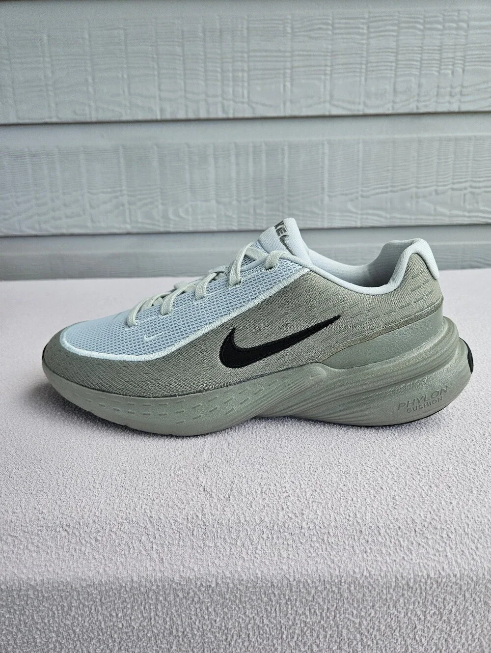 Nike Uplift SC Sneakers Light Silver Black Army Men SZ 9 Athletic IB2765-007